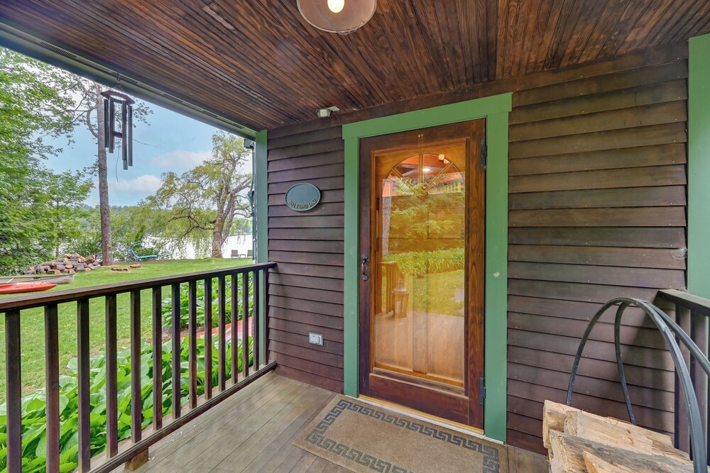 Lakefront Westhampton Cabin w/ Beach + Kayaks!