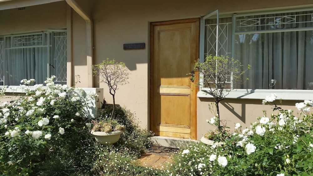 Royal Ridge Guest House and Apartments
