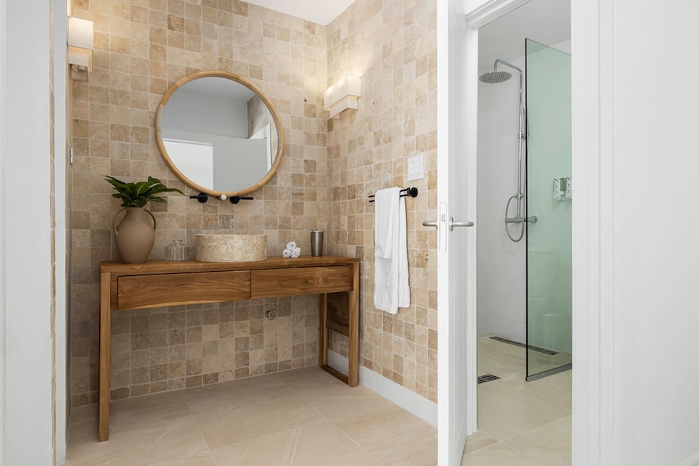 Beachfront Villa w Pool Sleeps 16 Dining Tub
