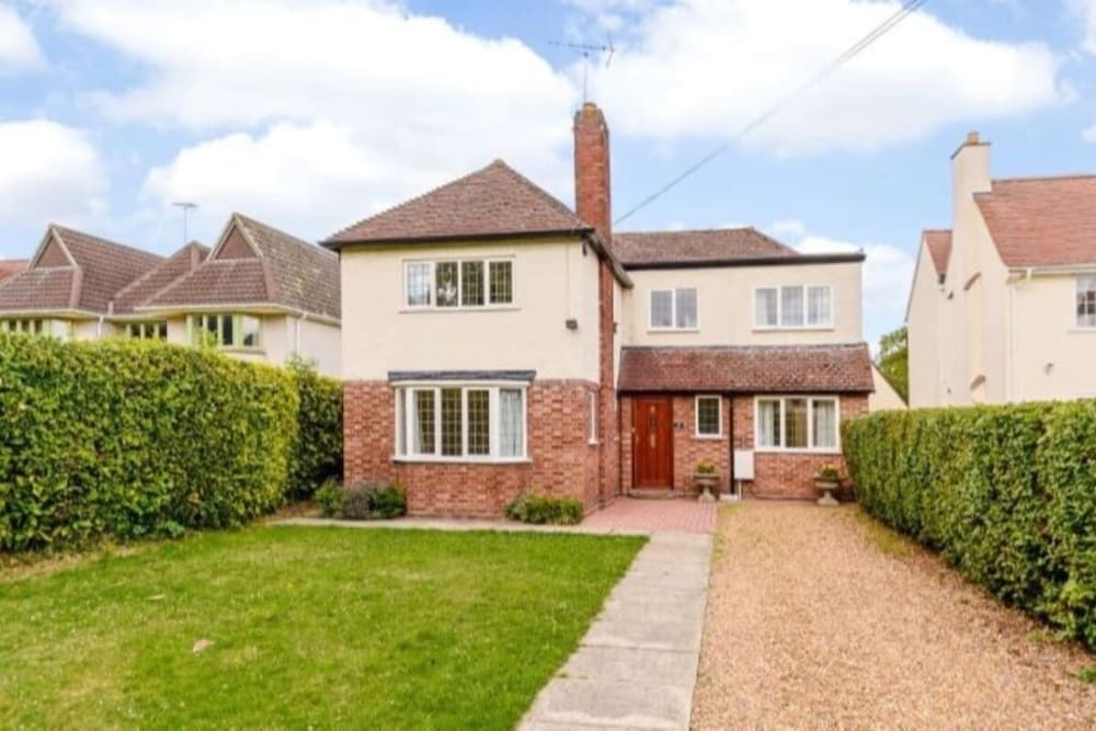 The Queen Edith Place - Lovely 6BDR Home in Secluded Neighbourhood