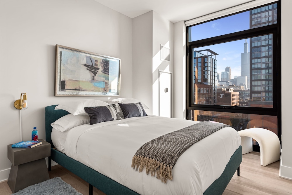 West Loop 3x 2BR Walk to Dining Gym Terrace