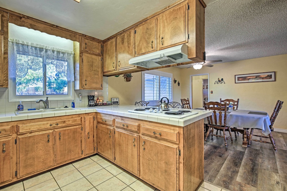 Charming Home, 8 Mi to Joshua Tree Natl Park