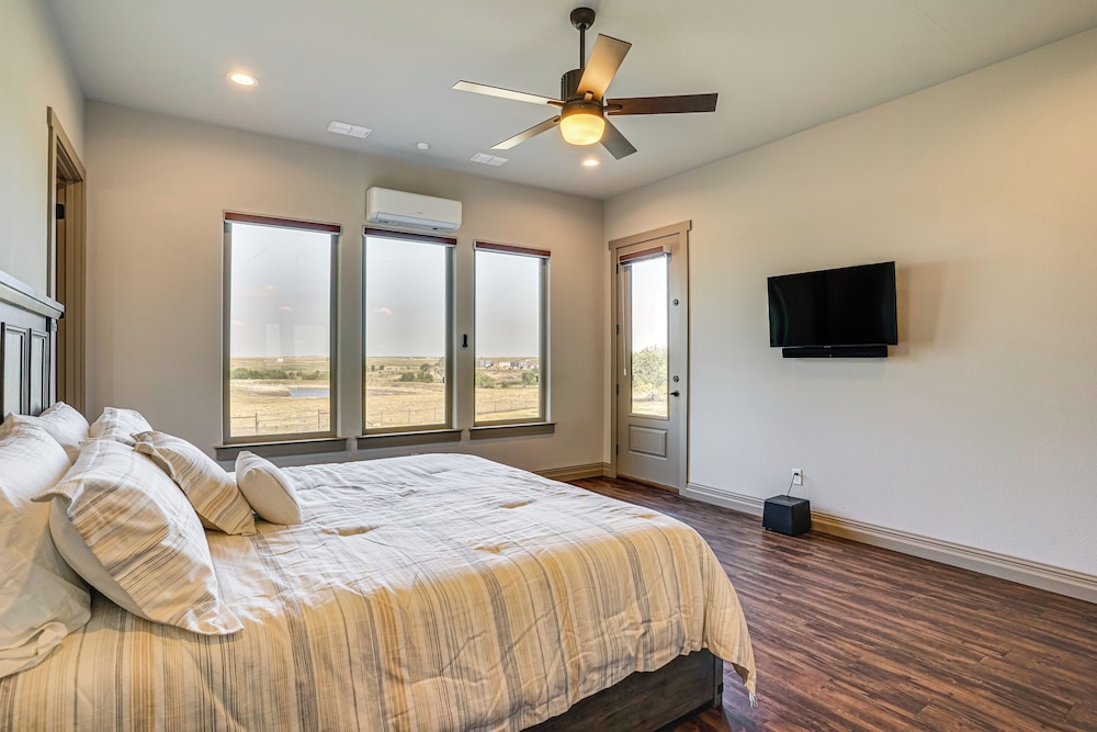 Elegant 'sunset Meadow Ranch' in Texas w/ Hot Tub view 4