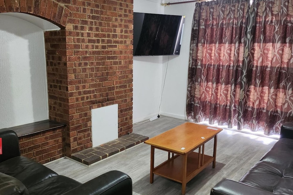 Cosy Dagenham Retreat for Family