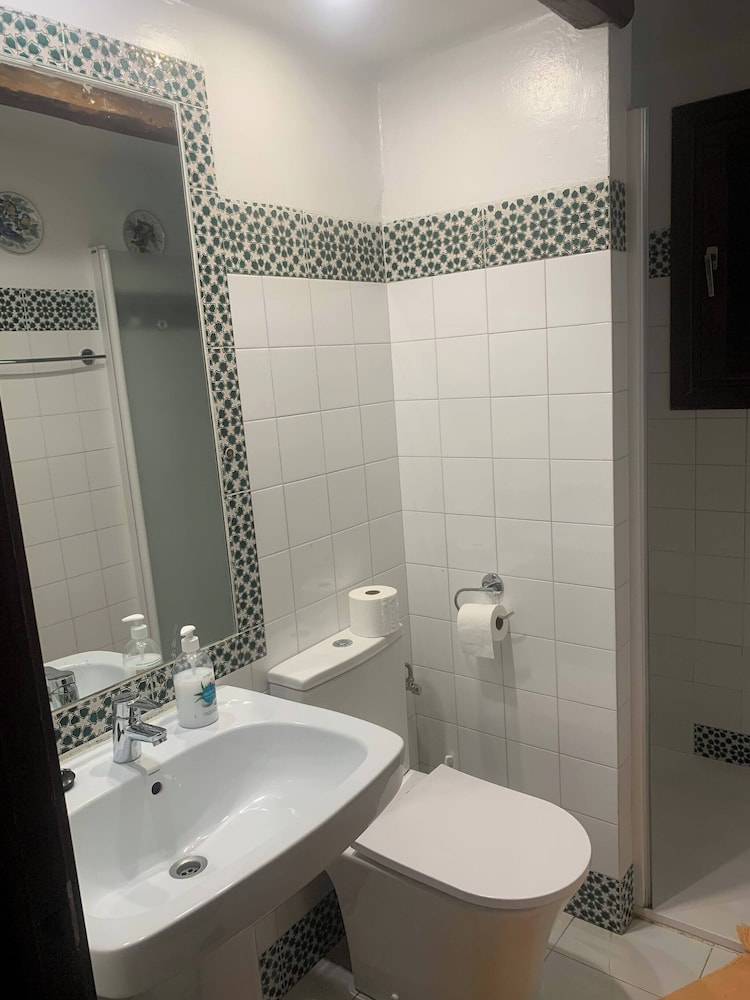 Comfortable Spacious Family House, Large Terrace and Garden, Beach and Bars