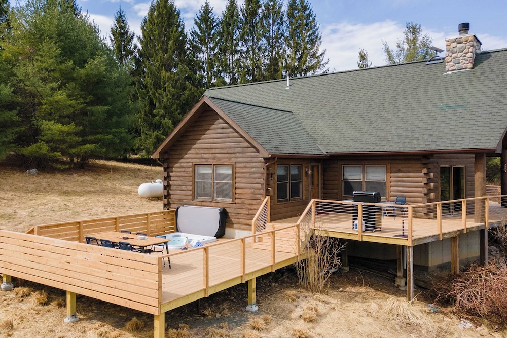 Secluded w/ Deck Views, Hot Tub, & Ping Pong Hudson in the Berks by Avantstay