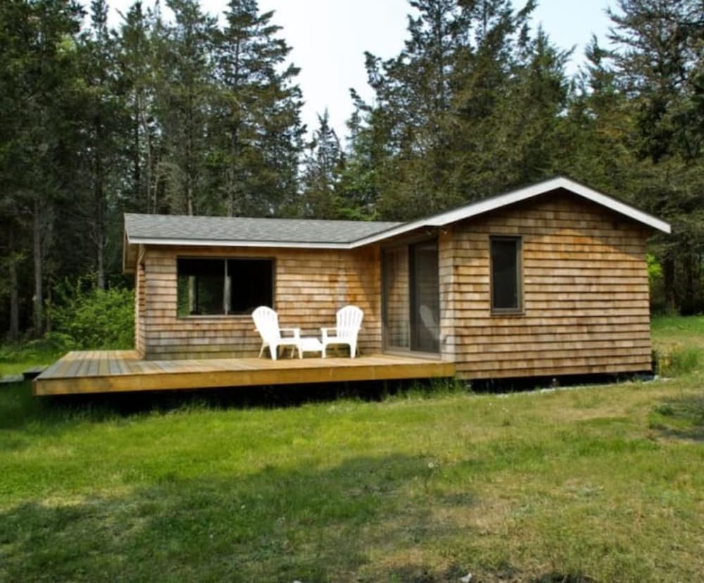 Clifton House - Waterfront Family Home in PEC