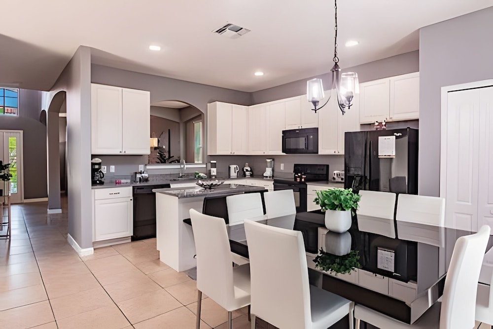 Solterra 6br, 4 Ensuites, Pool & Game Room