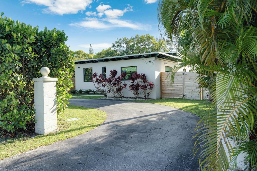 Hidden Bungalow- Peaceful Retreat BBQ and hot tub
