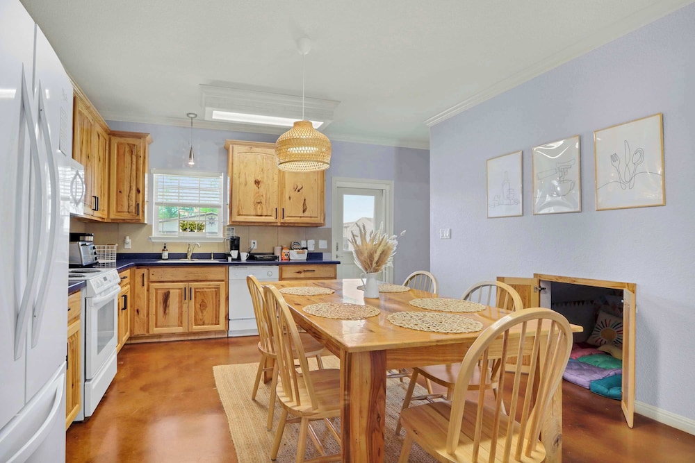 Amazing Lakefront Escape - A Stunner For Sleeps 14
