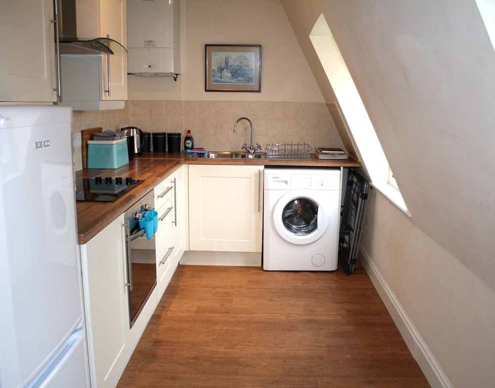 Stroud Vacations - Cotswolds Valleys Accommodation - Exclusive use character one bedroom family holiday apartment - Property Image 6