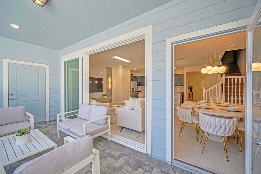 Luxury Home With Splash Pool 5 Bed Townhome! 5 Bedroom Townhouse