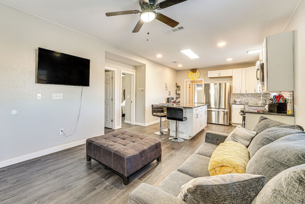 Updated Home 2 Mi to Downtown Texarkana!