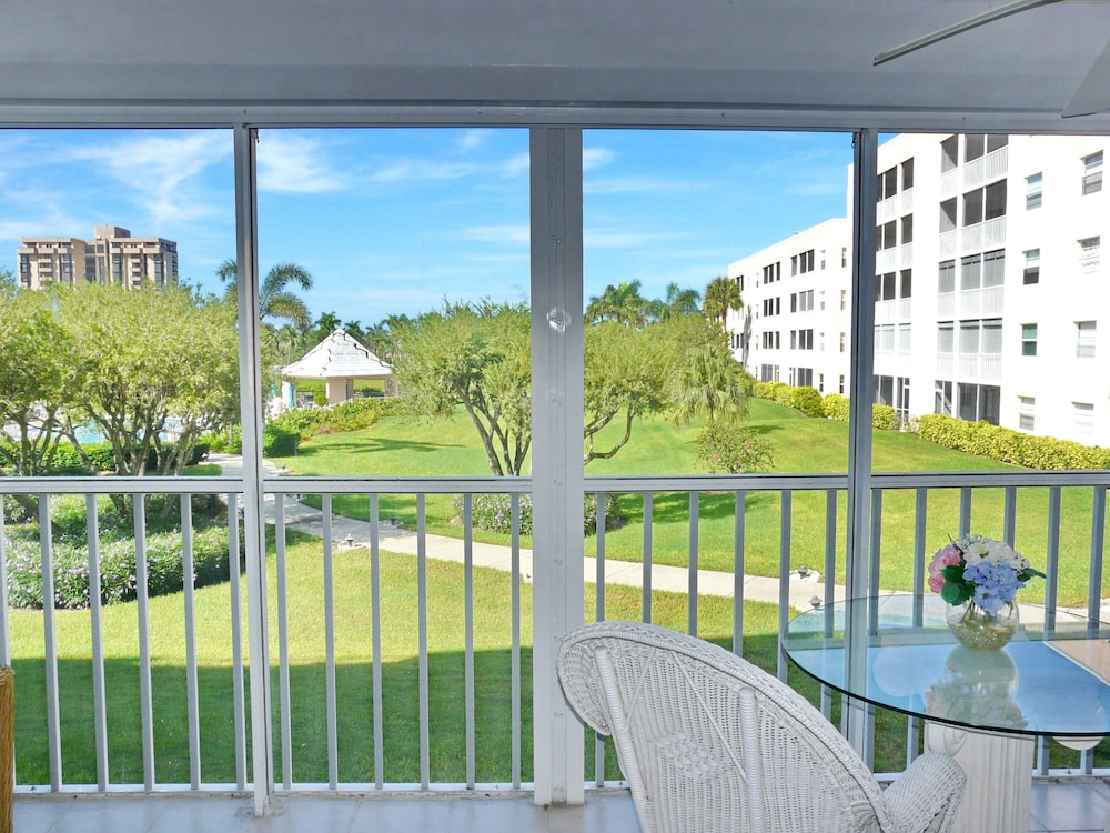 Coastal Style Condo With Pool, spa and Steps to Beach