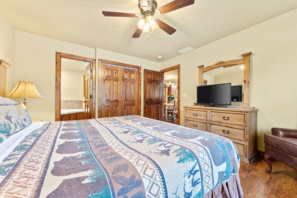 Timeless Memories Lodge 6 Bedroom Cabin by RedAwning