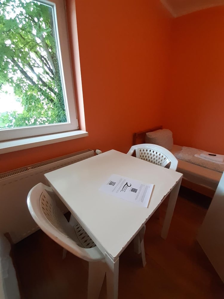 2-Rent Group Hostel Rooms&Apartments TUB19A