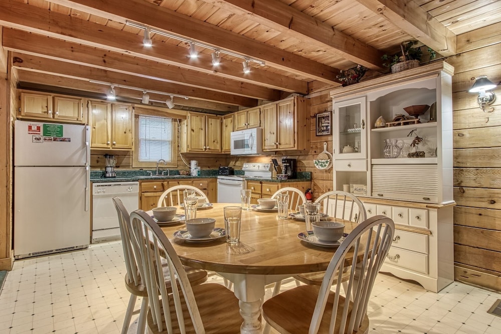 Er2 - Heavenly View Great Location! - Close To Town! 2 Bedroom Cabin by RedAwning view 4
