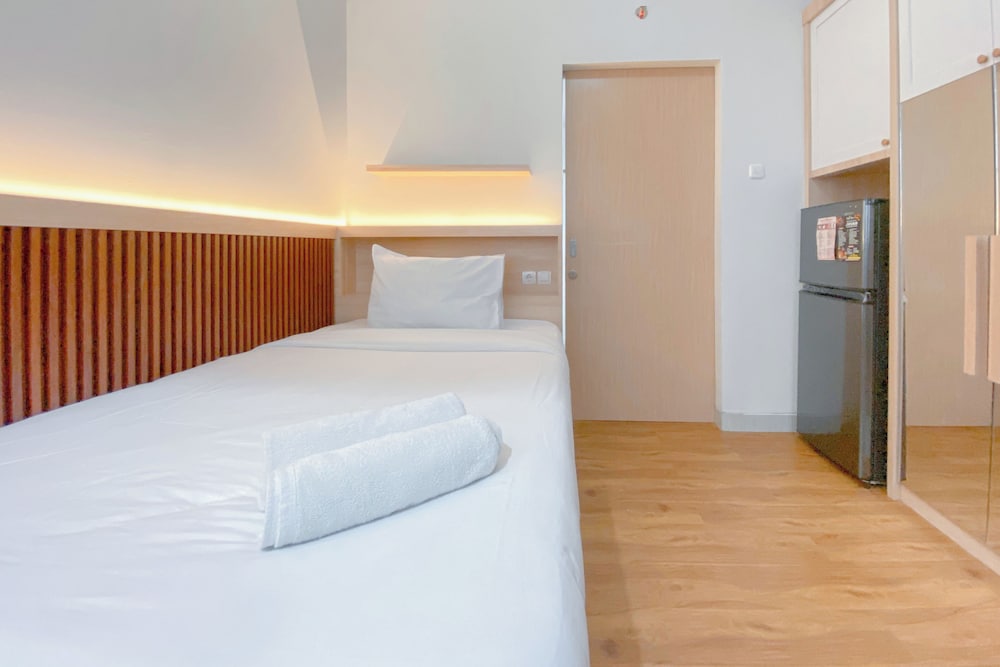 Minimalist And Homey Studio Apartment At The Alton