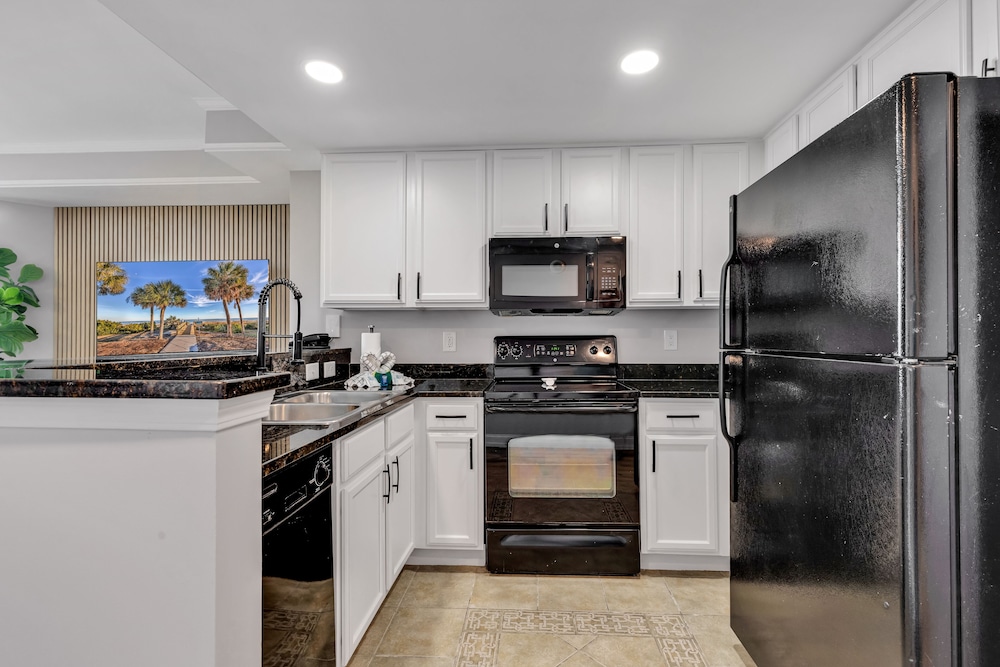 Beachfront Anderson Condos by Hosteeva view 3