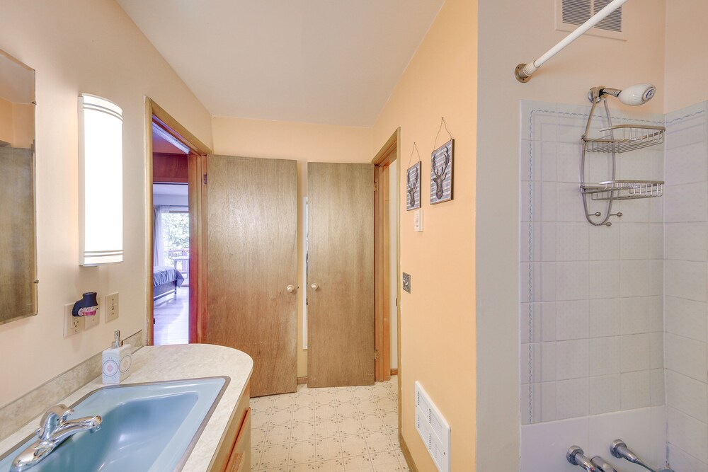 Sandpoint Vacations - 12 Mi to Schweitzer: Spacious Home w/ Deck! - Property Image 9