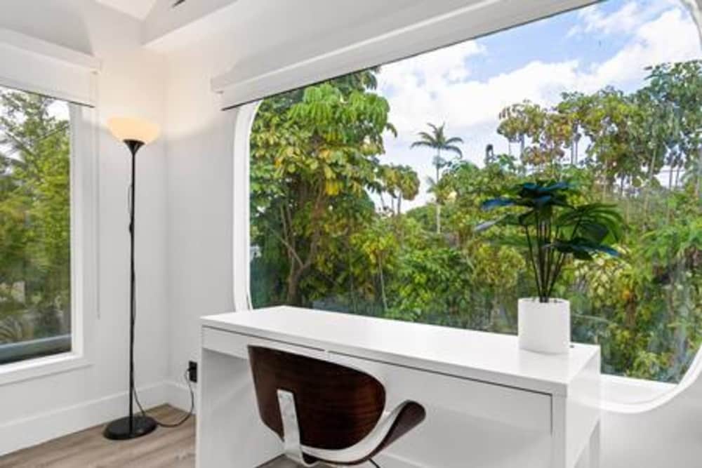 1720 Wa Kee 2A Luxurious 4BR 3BA Retreat in Coconut Grove w Pool