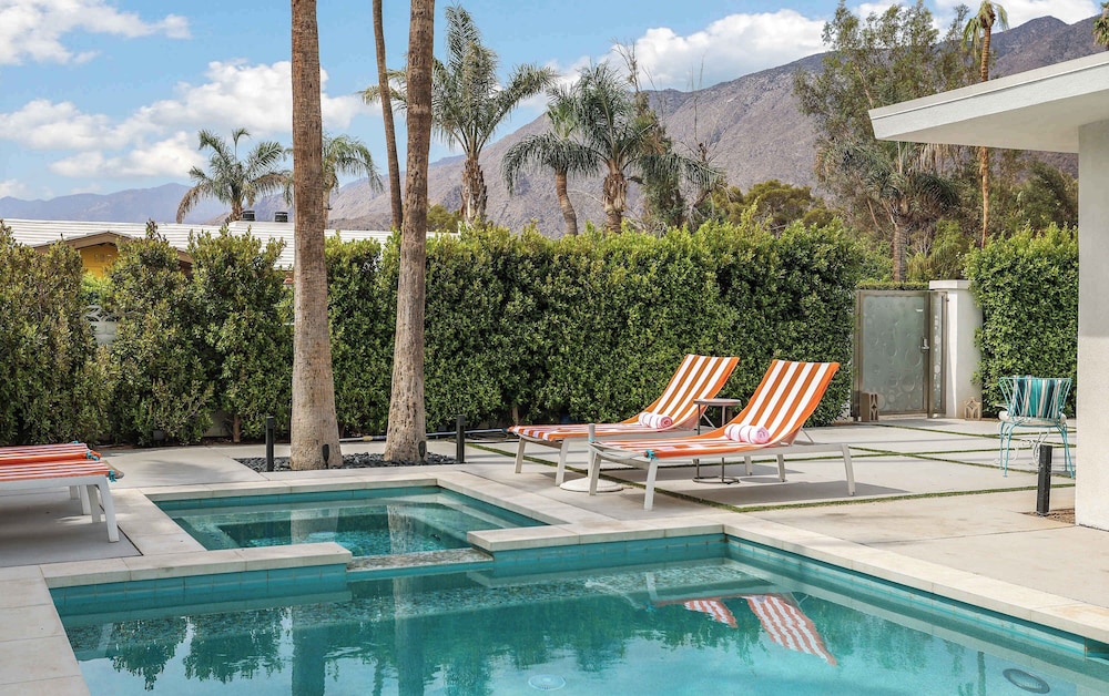 Villa L'orange Pool and Hot Tubs