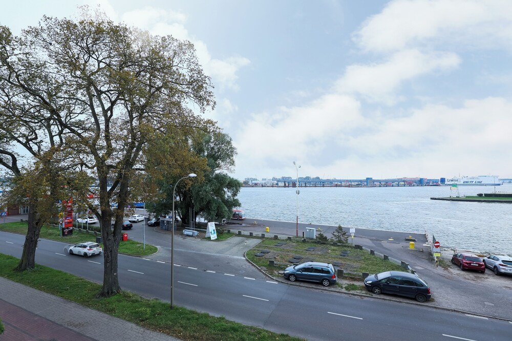 Nowa Flotylla Widok na Rzekę by Renters