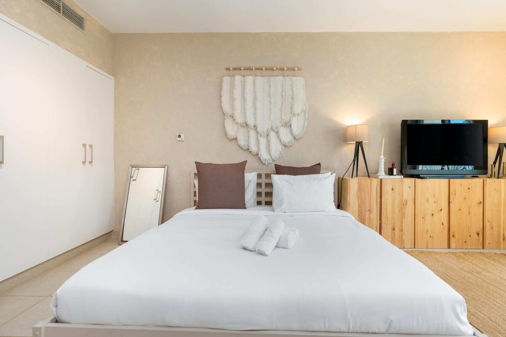 Stylish Studio Apartment w/ Patio, Downtown Dubai