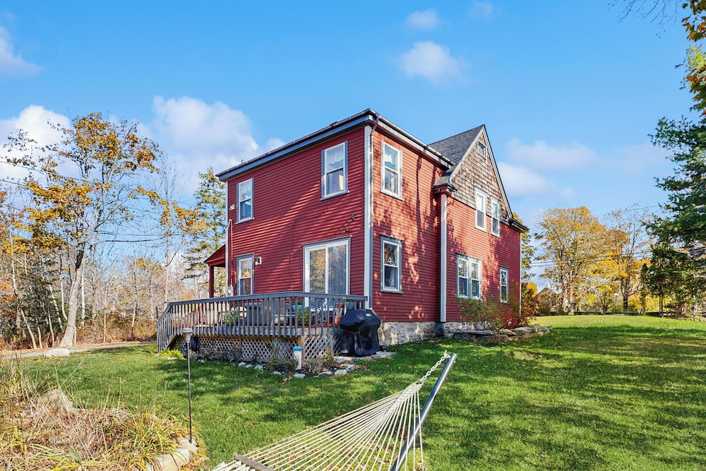 4BR House w/ Kitchen, Jetted Tub, Wifi + gas Grill