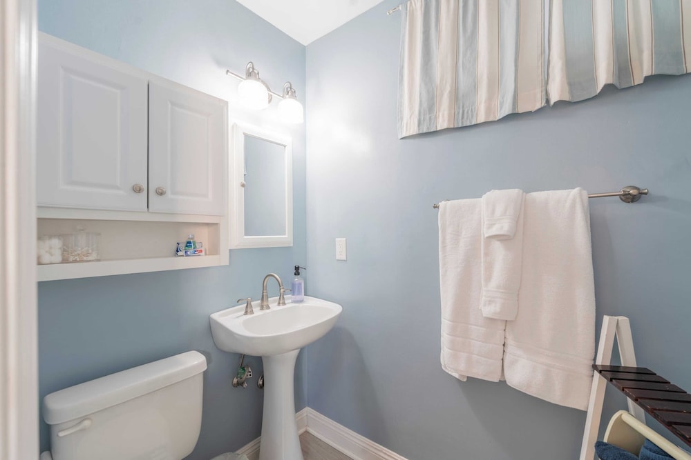 Waterfront Newport Condos w. Dock Access, Walk to Balboa Fun Zone and Beach