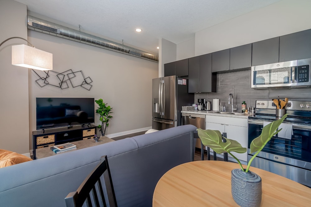 Des Moines Vacations - Des Moines Executive 1BD 1BA Downtown Apartment - Property Image 4