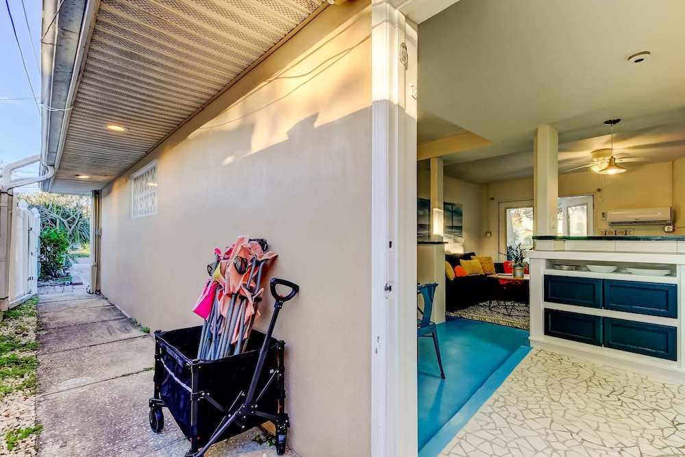 Simple Modern Gem 2 Blocks to Beach Pet Friendly