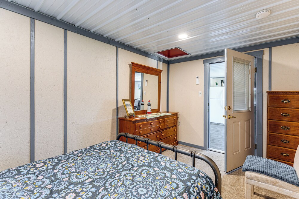 Dock Access: Waterfront Cottage in Avenue!