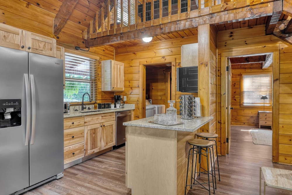 2 Cabins Game Room, Enclosed Porch, Hottub, Views Dudley I & II by Avantstay
