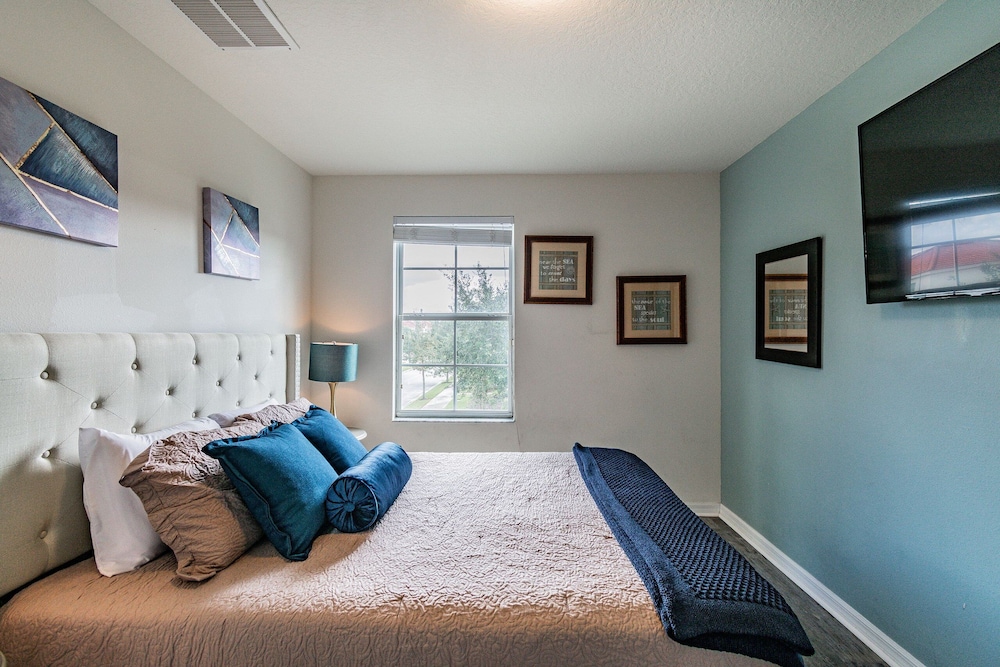 4BR Townhome w/ Pool in Bella Vida Resort