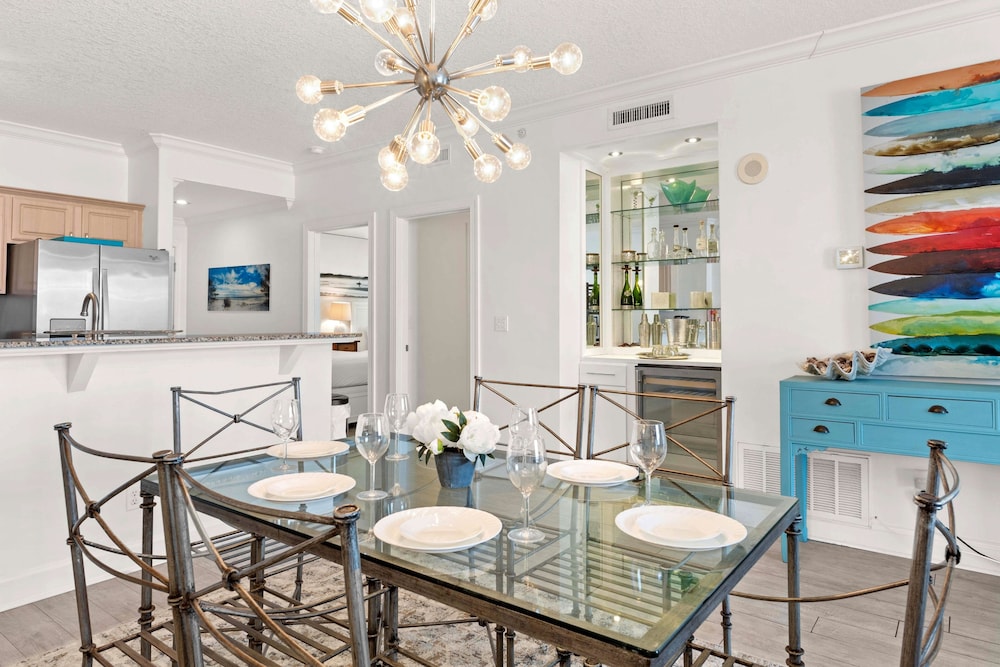 Twin Palms by Book That Condo