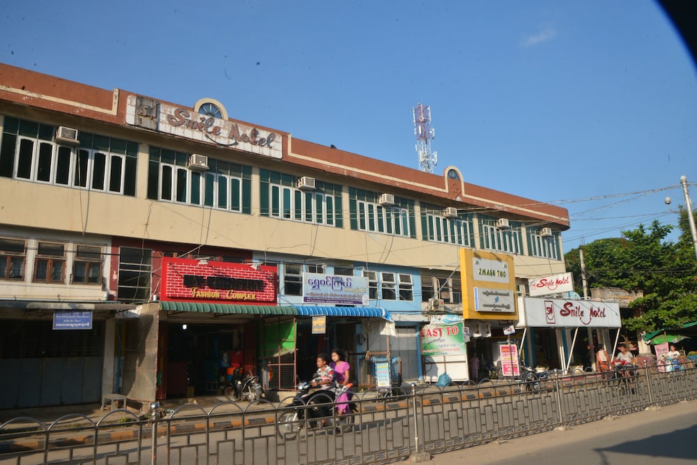Smile Motel