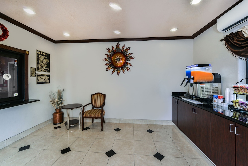 Scottish Inn & Suites Highway 6 South