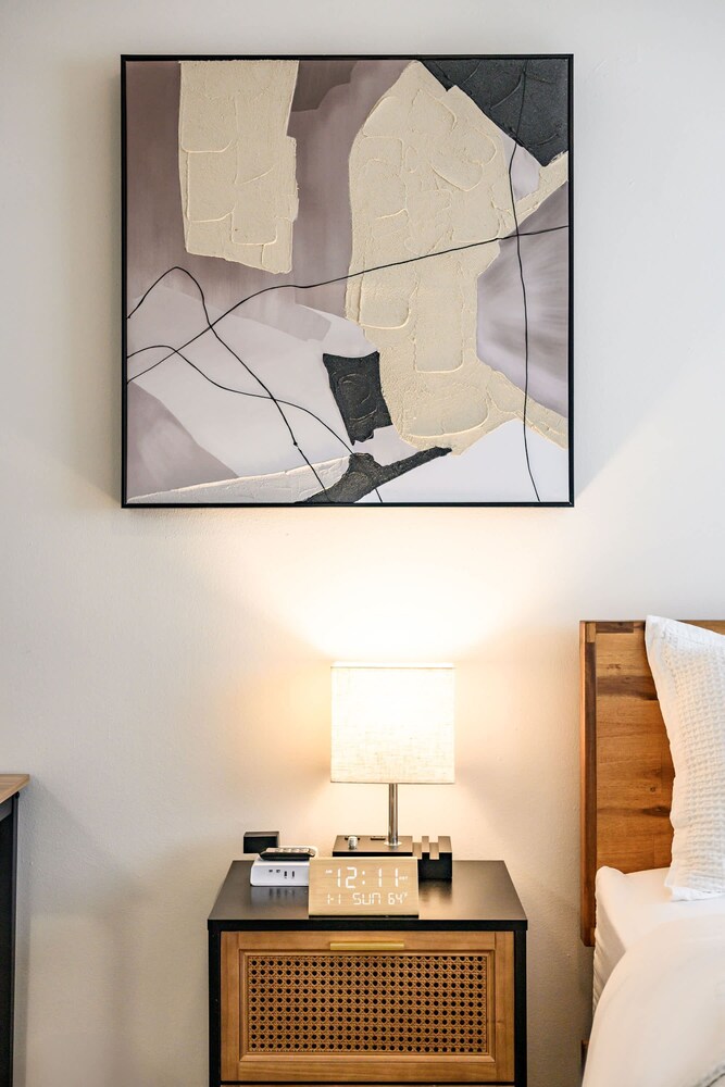 Modern Cozy Retreat Stylish Stay With Patio Parking