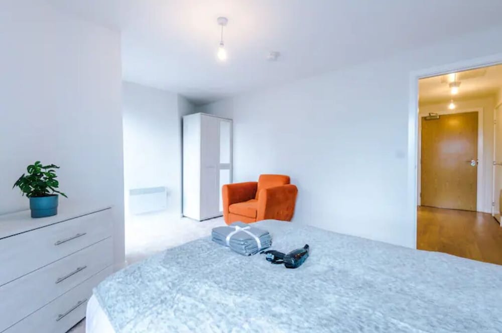✰Spacious & Modern 2 Bed Apt, 5 Mins from Leeds! view 4