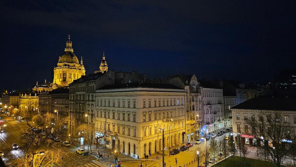 Super Central Studio Apartment - With Balcony view 4