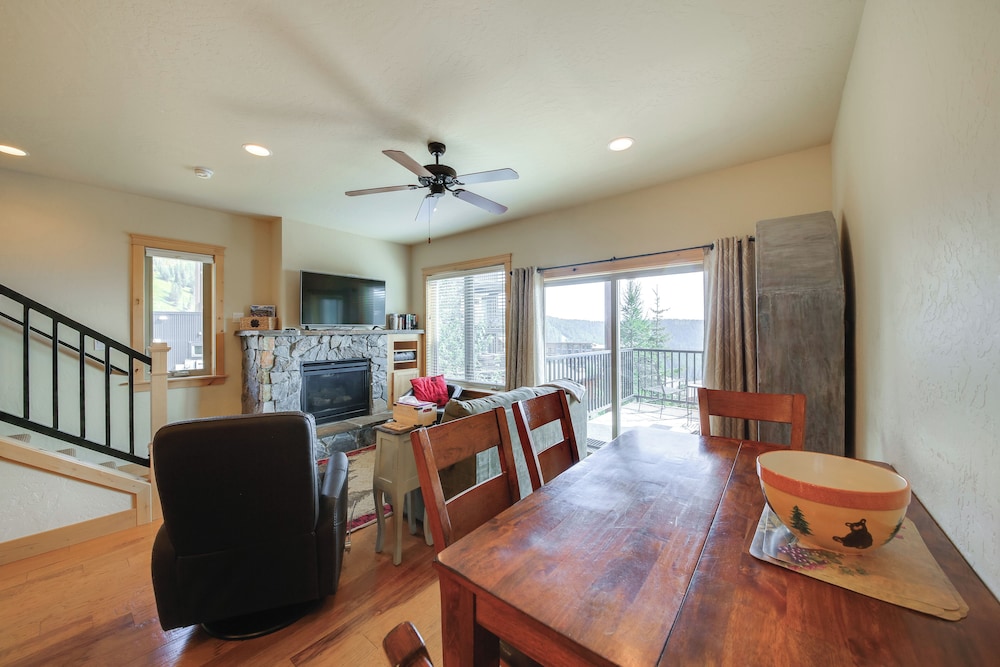 Walk to Schweitzer Village: Mountain-view Home