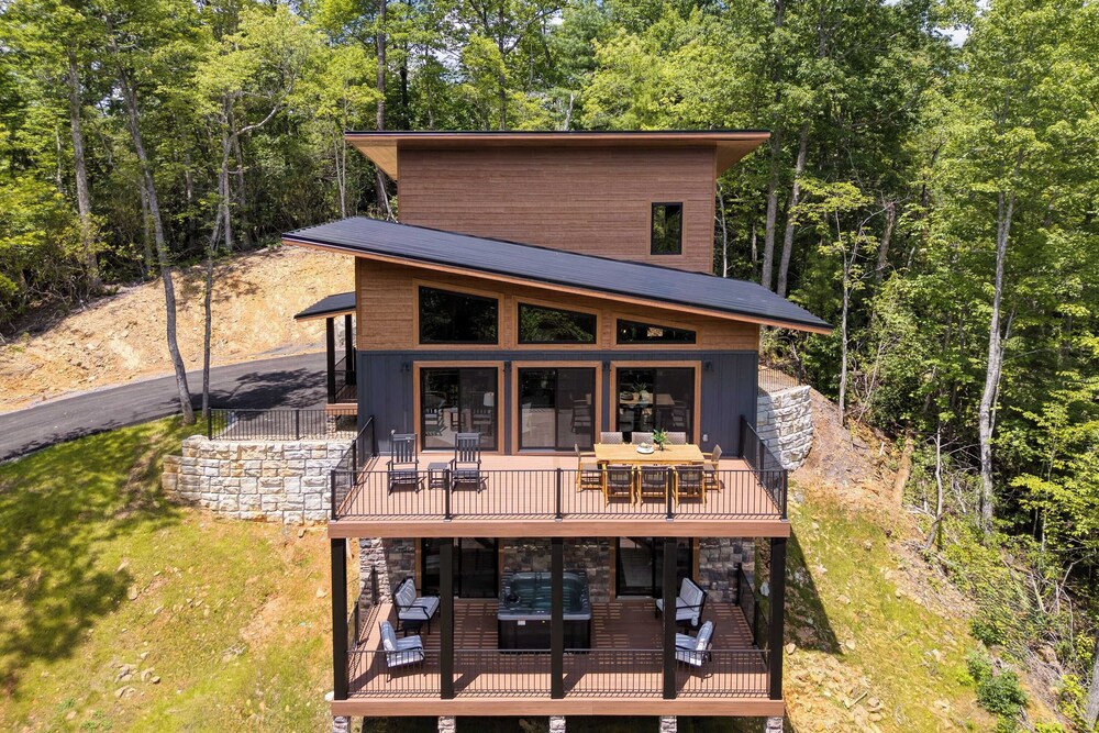 Luxe Cabin w/ Hot Tub, Views & Game Room Sleeps 10 Do Good Holler by Avantstay