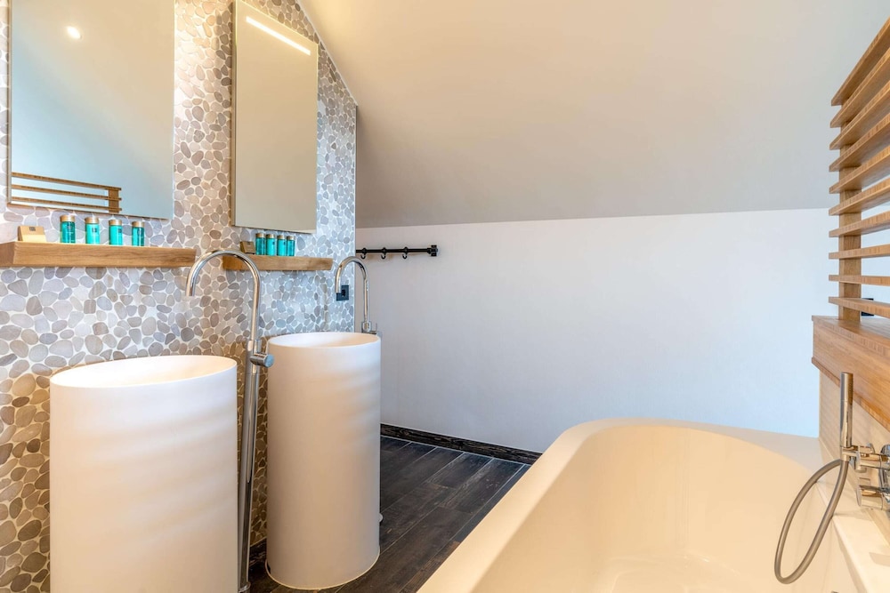 Stylish Overnight Stay With a hot tub and Atmospheric Fireplace
