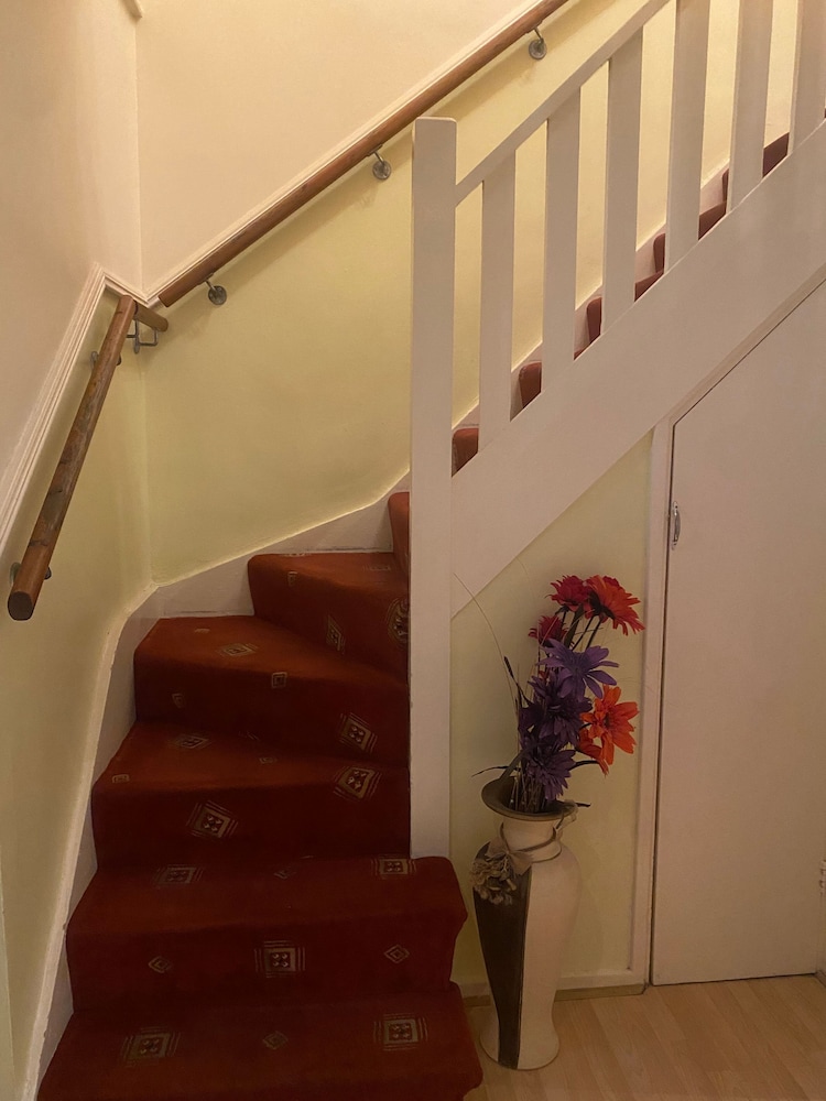 Charming 4-bedroom Apartment in East London - Perfect City Getaway