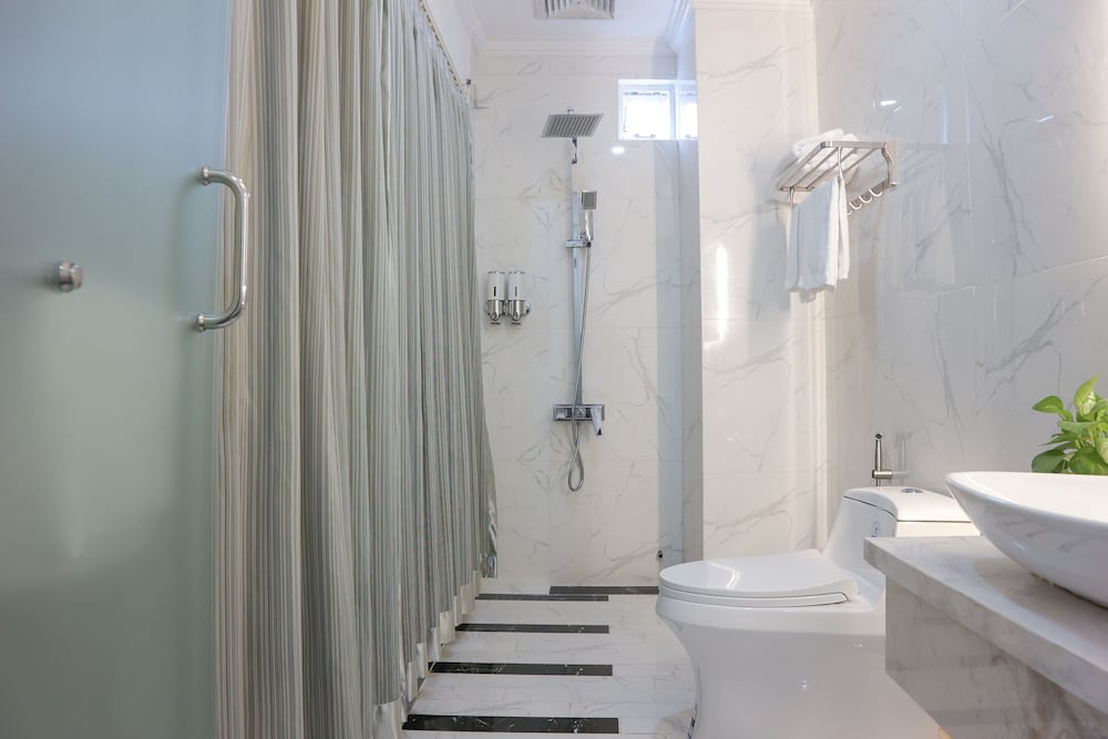 RedDoorz Premium @ Nguyen Oanh Street