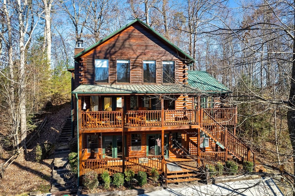 Stunning Cabin w Hot Tub Pool Table Arcades