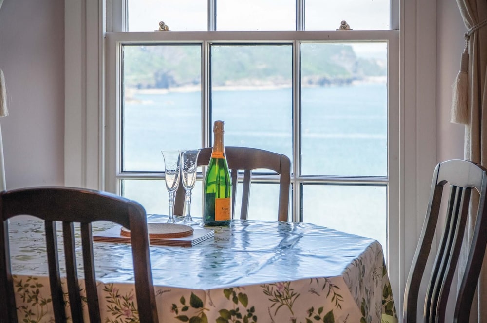 5 Belle Vue Court - 2 Bedroom Apartment - Tenby