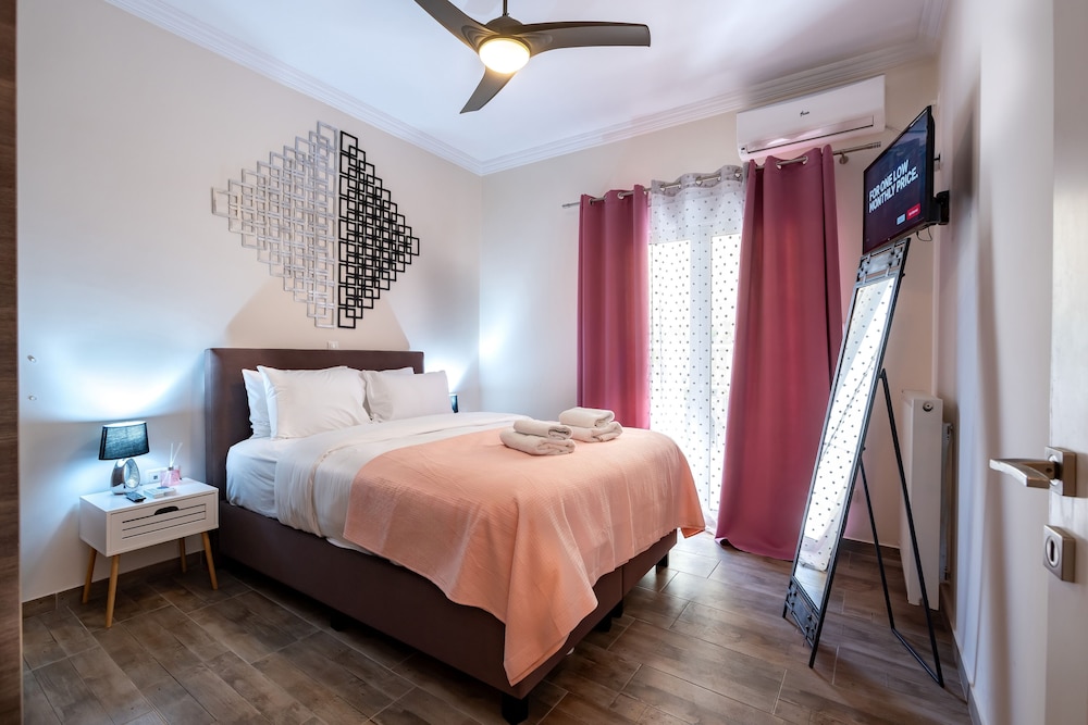 Charming 2BR retreat near market & beach