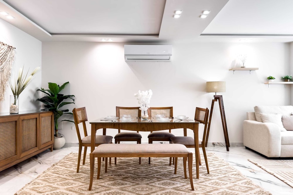 The 2bdr Radiant Residence 5 min to Airport